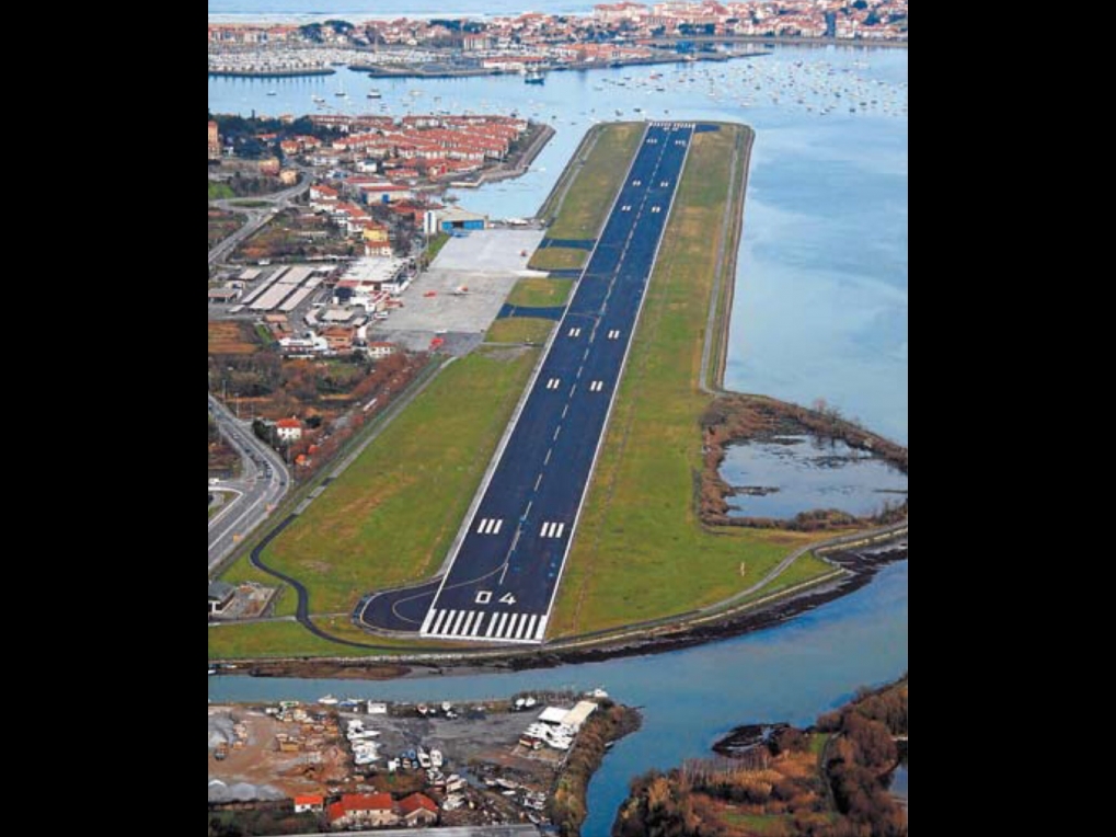 El aeropuerto de San Sebasti&aacute;n puede desaparecer por la desidia del PNV.
